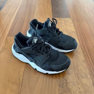 Nike Black Sneakers with White Size Tag